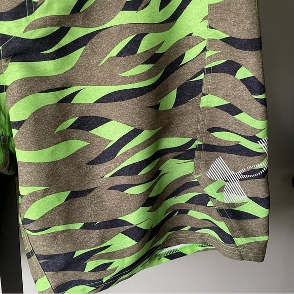 Under Armour Bergwind Gecko Green Camo Board Shorts Swim Swimwear Mens Size 36 - Picture 3 of 8